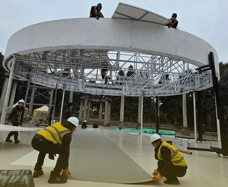 Strutture e cablaggi durante un allestimento cantiere