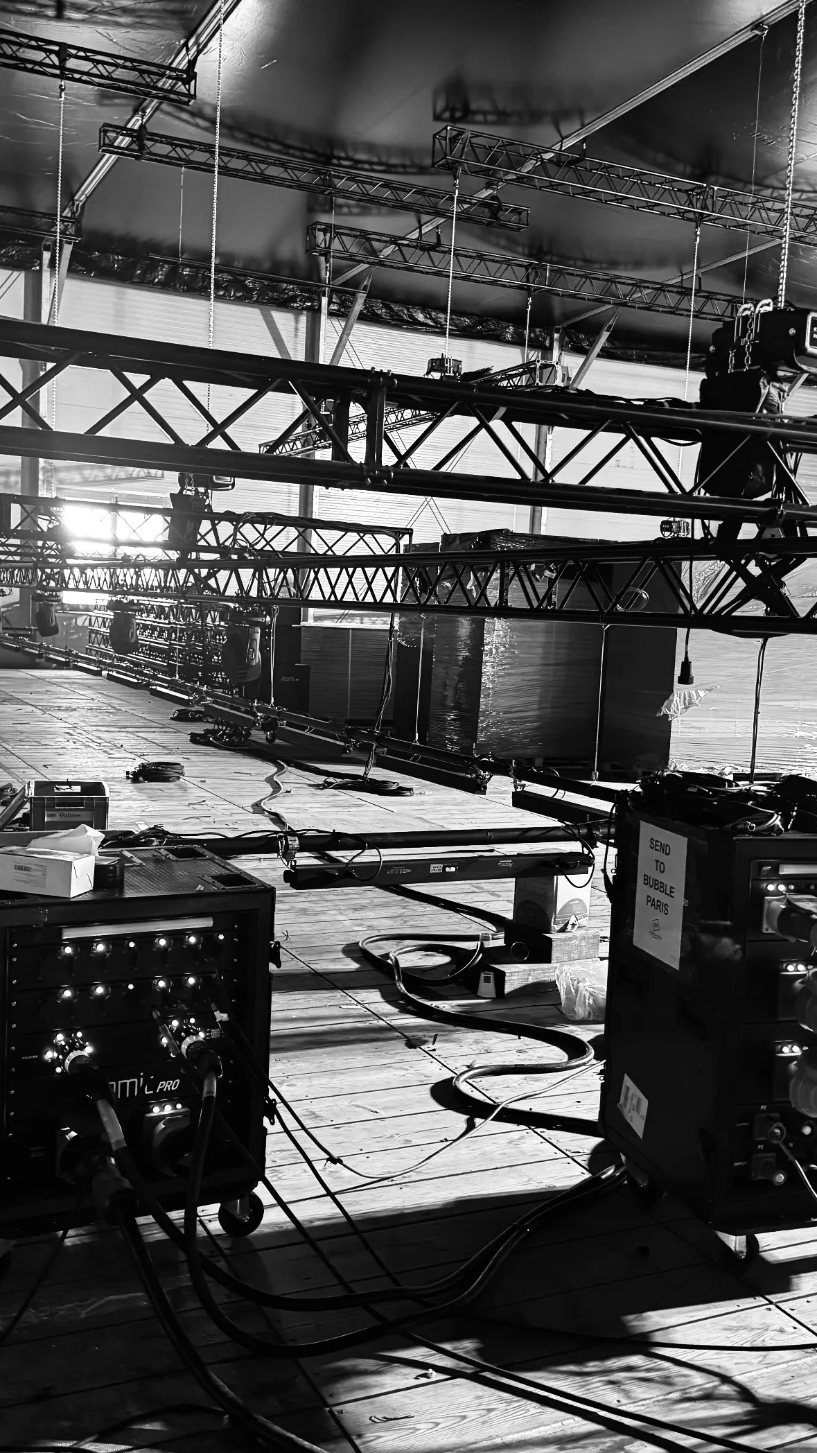 Strutture e cablaggi durante un allestimento cantiere