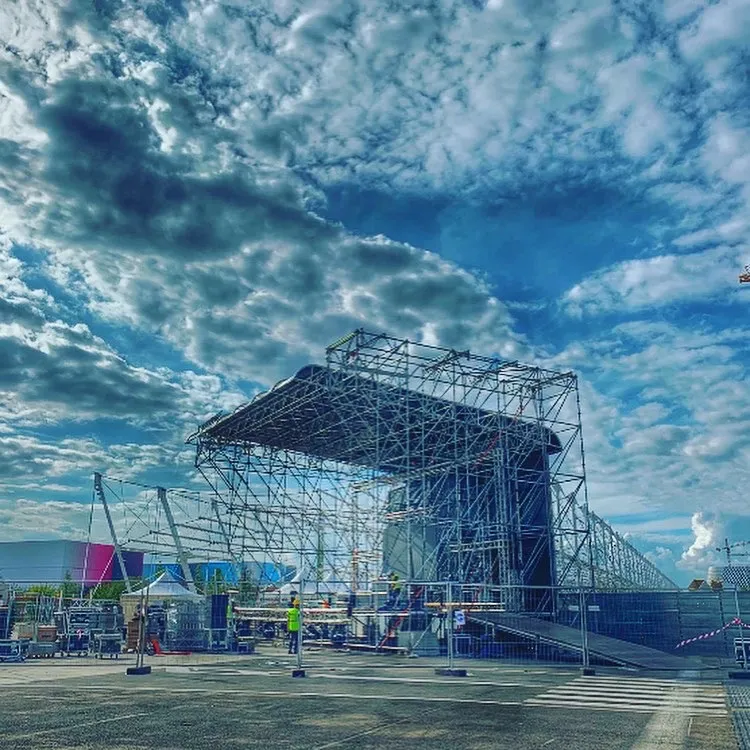 Struttura metallica in un cantiere operativo